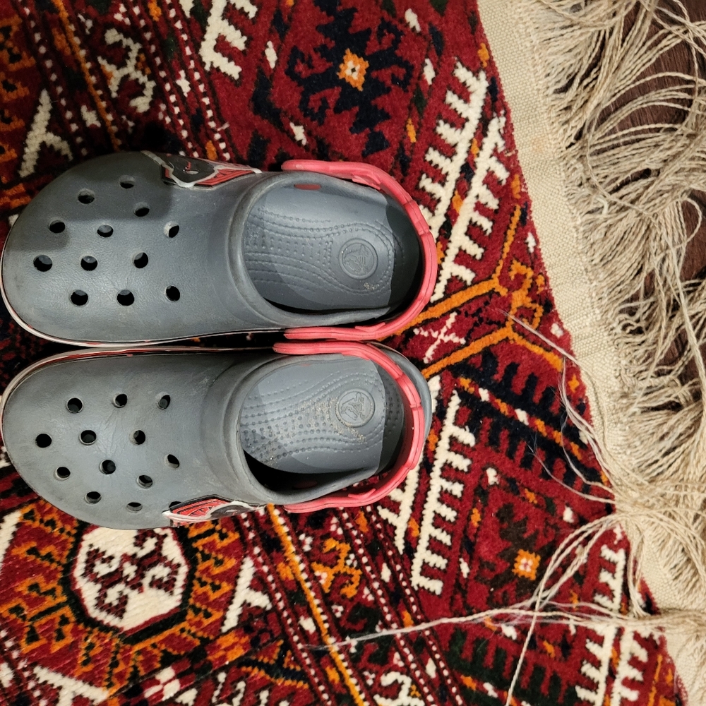 Boys crocs size 10/11 kylo Ren star wars